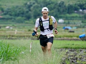 Potret Keseruan Lari Lintas Alam di Danau Toba