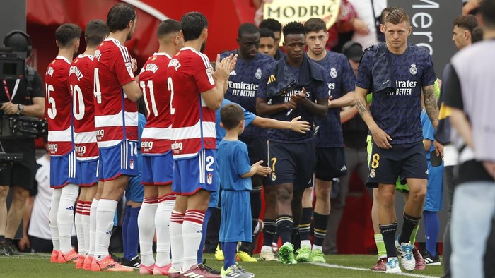 Real Madrid di Kandang Granada Real Madrid players walk through a guard of honor from the Granada team prior to a Spanish La Liga soccer match between Granada FC and Real Madrid at Los Carmanes stadium in Granada, Spain, Saturday, May 11, 2024. The Real Madrid has won its 36th Spanish league title. (AP Photo/Fermin Rodriguez)