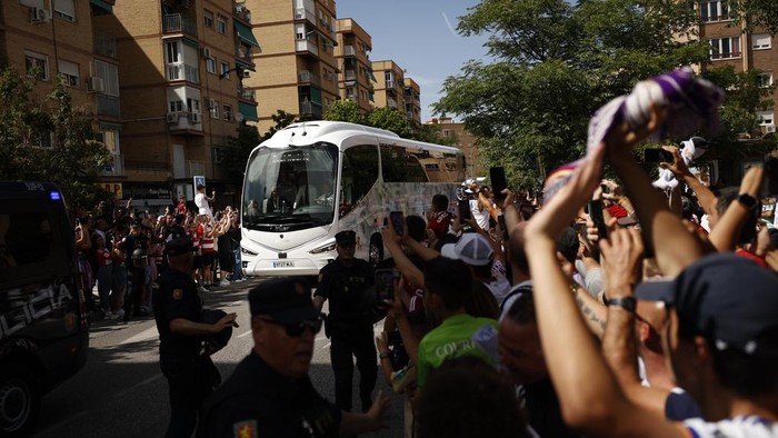 Real Madrid di Kandang Granada Real Madrid fans cheer as the team bus arrives at Los Carmanes stadium ahead of a Spanish La Liga soccer match between Granada FC and Real Madrid in Granada, Spain, Saturday, May 11, 2024. (AP Photo/Fermin Rodriguez)