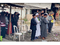 Warga Gelar Doa-Salat Gaib di TKP Kecelakaan Bus Maut di Subang