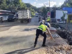 Satgas Kappang Bersihkan Material Proyek Poros Maros-Bone Ganggu Pengendara