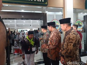 Wamenag Saiful Lepas Kloter 1 Embarkasi Solo, Minta Jemaah Jaga Kekuatan Fisik Wamenag Saiful Lepas Kloter 1 Embarkasi Solo, Minta Jemaah Jaga Kekuatan Fisik