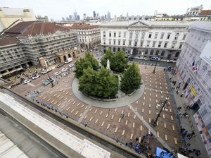 Puluhan Peti Mati Penuhi Alun-alun di Milan, Ada Apa?