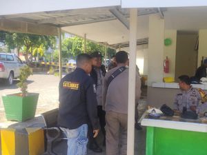 5 Satpol PP-4 Linmas Awasi Jukir di Asrama Haji Sudiang Makassar Tiap Hari 5 Satpol PP-4 Linmas Awasi Jukir di Asrama Haji Sudiang Makassar Tiap Hari