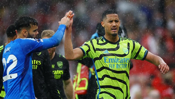 Soccer Football - Premier League - Manchester United v Arsenal - Old Trafford, Manchester, Britain - May 12, 2024 Arsenals William Saliba and David Raya celebrate after the match REUTERS/Carl Recine EDITORIAL USE ONLY. NO USE WITH UNAUTHORIZED AUDIO, VIDEO, DATA, FIXTURE LISTS, CLUB/LEAGUE LOGOS OR LIVE SERVICES. ONLINE IN-MATCH USE LIMITED TO 120 IMAGES, NO VIDEO EMULATION. NO USE IN BETTING, GAMES OR SINGLE CLUB/LEAGUE/PLAYER PUBLICATIONS. PLEASE CONTACT YOUR ACCOUNT REPRESENTATIVE FOR FURTHER DETAILS..