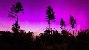 Warna-warni Ajaib Langit Ungu Akibat Badai Matahari