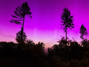 Warna-warni Ajaib Langit Ungu Akibat Badai Matahari