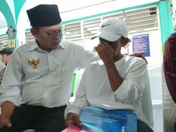 Tangis Ayah Kenang Putrinya Tewas dalam Kecelakaan Bus di Subang