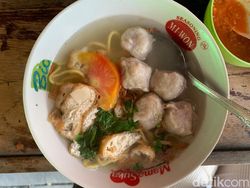 Mantap! Bakso dan Bakmi Ini Terkenal Lezat Sejak Puluhan Tahun Lalu Mantap! Bakso dan Bakmi Ini Terkenal Lezat Sejak Puluhan Tahun Lalu