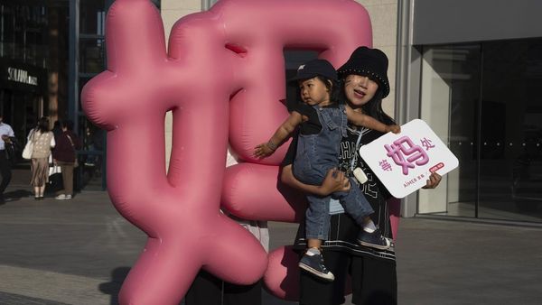 Balon Pink Gemas Ini Mondar-mandir di Mal Beijing