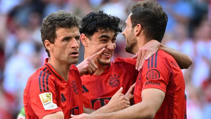 Soccer Football - Bundesliga - Bayern Munich v VfL Wolfsburg - Allianz Arena, Munich, Germany - May 12, 2024 Bayern Munichs Leon Goretzka celebrates scoring their second goal with Thomas Mueller REUTERS/Angelika Warmuth DFL REGULATIONS PROHIBIT ANY USE OF PHOTOGRAPHS AS IMAGE SEQUENCES AND/OR QUASI-VIDEO.