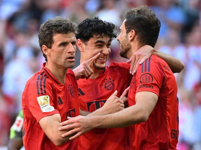 Soccer Football - Bundesliga - Bayern Munich v VfL Wolfsburg - Allianz Arena, Munich, Germany - May 12, 2024 Bayern Munich's Leon Goretzka celebrates scoring their second goal with Thomas Mueller REUTERS/Angelika Warmuth DFL REGULATIONS PROHIBIT ANY USE OF PHOTOGRAPHS AS IMAGE SEQUENCES AND/OR QUASI-VIDEO.