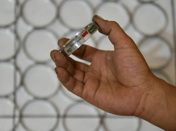 Begini Cara Membuat Gelang Identitas Buat Jemaah Calon Haji