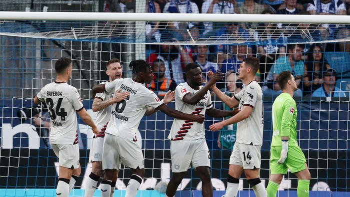 Soccer Football - Bundesliga - VfL Bochum v Bayer Leverkusen - Ruhrstadion, Bochum, Germany - May 12, 2024 Bayer Leverkusens Victor Boniface celebrates scoring their second goal with teammates REUTERS/Leon Kuegeler DFL REGULATIONS PROHIBIT ANY USE OF PHOTOGRAPHS AS IMAGE SEQUENCES AND/OR QUASI-VIDEO.