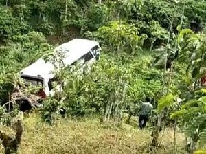 Bus Penumpang Masuk ke Jurang Sedalam 50 Meter di Lampung Barat Bus Penumpang Masuk ke Jurang Sedalam 50 Meter di Lampung Barat