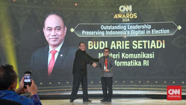 Chairman CT Corp Chairul Tanjung Memberikan penghargaan kategori 