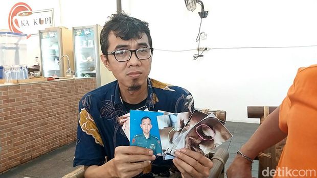 Dedi, abang Lettu Eko saat menunjukkan kondisi jasad Eko usai tewas. Dedi, abang Lettu Eko saat menunjukkan kondisi jasad Eko usai tewas.