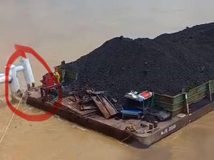 Nakhoda-2 Kru Kapal Tongkang Tabrak Jembatan Aurduri 1 Diamankan Nakhoda-2 Kru Kapal Tongkang Tabrak Jembatan Aurduri 1 Diamankan