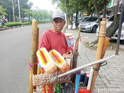 Ekom yang Bertahan dengan Cara Lama di Tengah Kemajuan Zaman