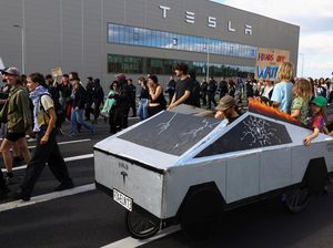 Pabrik Andalan Elon Musk Diserbu Massa