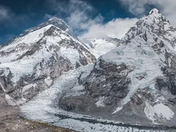 Petugas Temukan 5 Mayat Usai Gunung Everest Mencair