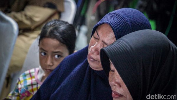 Isak Tangis Iringi Pemberian Santunan Korban Kecelakaan Bus di Subang