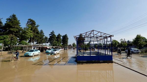 Jalan Raya di Afghanistan Tertutup Lumpur Imbas Banjir Bandang