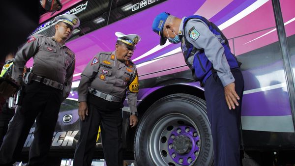 Jelang Liburan Sekolah, Polisi-Dishub Periksa Kelaikan Bus Pariwisata