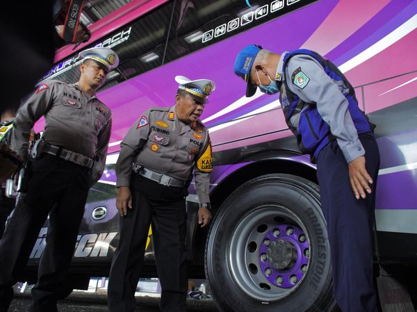 Jelang Liburan Sekolah, Polisi-Dishub Periksa Kelaikan Bus Pariwisata