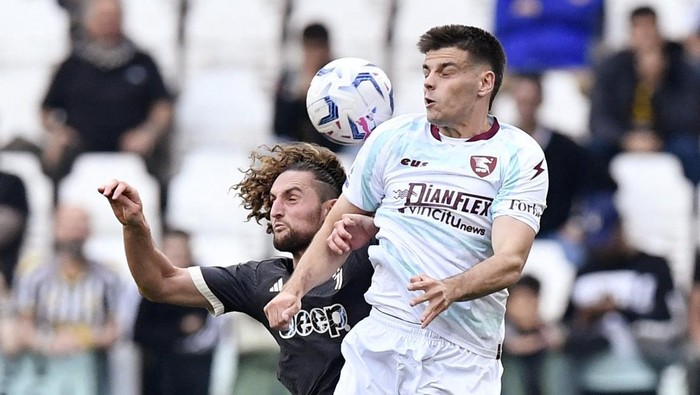 Soccer Football - Serie A - Juventus v Salernitana - Allianz Stadium, Turin, Italy - May 12, 2024 Salernitanas Niccolo Pierozzi in action with Juventus Adrien Rabiot REUTERS/Massimo Pinca