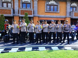 Kabaharkam Polri Serahkan Bantuan Kendaraan dan Alat Khusus Jelang WWF