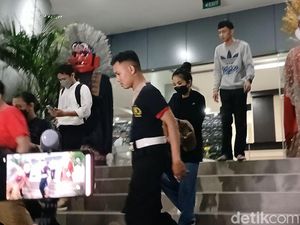 Karina Ranau yang Tetap Bungkam saat Ditanyai soal Epy Kusnandar Karina Ranau yang Tetap Bungkam saat Ditanyai soal Epy Kusnandar