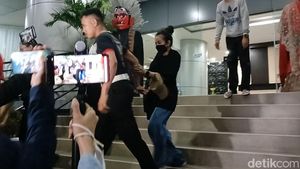 Karina Ranau Pilih Bungkam Usai Jenguk Epy Kusnandar