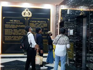 Kenakan Topi dan Masker, Karina Ranau Jenguk Epy Kusnandar