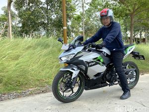 Begini Rasanya Naik Motor Listrik Kawasaki: Ninja Senyap Tetap Kencang Nggak, Sih?