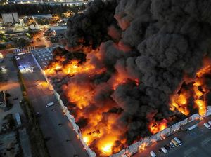 Kebakaran Hebat Hanguskan 1.400 Toko di Mal Polandia Kebakaran Hebat Hanguskan 1.400 Toko di Mal Polandia