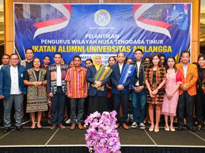 Pesan Khofifah Saat Lantik Pengurus Wilayah IKA Unair: Harus Kuasai Dunia!