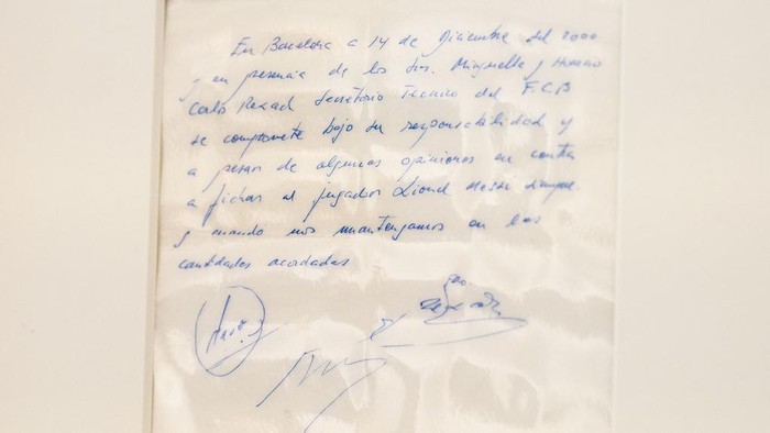 Kontrak Pertama Messi dengan Barcelona Dilelang, Ini Penampakannya A Bonhams staff member holds up a napkin on which a written commitment was made to then 13-year-old soccer player Lionel Messi from Argentina for a contract from FC Barcelona in December 2000 is on display at Bonhams in London, England, Wednesday, May 8, 2024 before it is offered at auction. ( Jordan Pettitt/PA via AP)