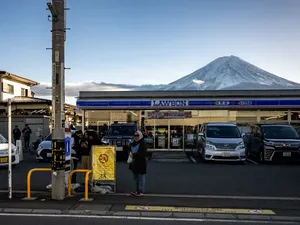 Jadi Spot Selfie Favorit, Konbini Viral Berlatar Gunung Fuji Minta Maaf