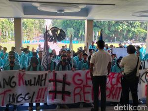 Mahasiswa UNS Gelar Aksi di Rektorat, Minta Penghapusan UKT Kelompok 9