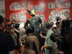 Kala Megawati Amati Patung Lelaki Kurus Berhidung Panjang di Pameran Butet