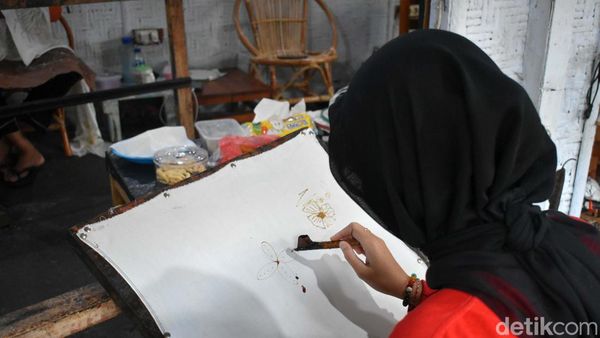 Mengenal Seni Batik Lukis yang Disukai Turis Asing