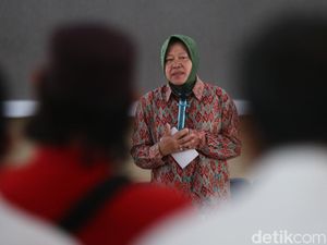 Momen Mensos Kunjungi Posko Pengungsian Korban Banjir Bandang Sumbar Momen Mensos Kunjungi Posko Pengungsian Korban Banjir Bandang Sumbar