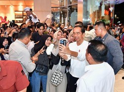 Jokowi Kunjungi Pusat Perbelanjaan di Kendari, Warga Antusias Berebut Selfie