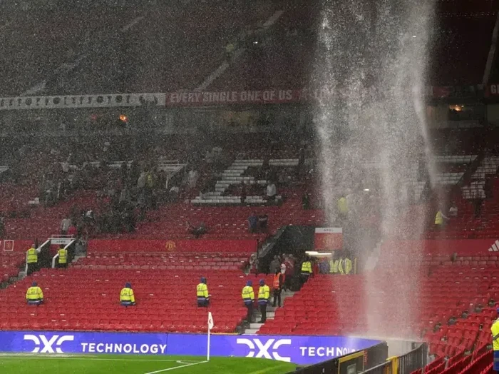 Old Trafford bocor