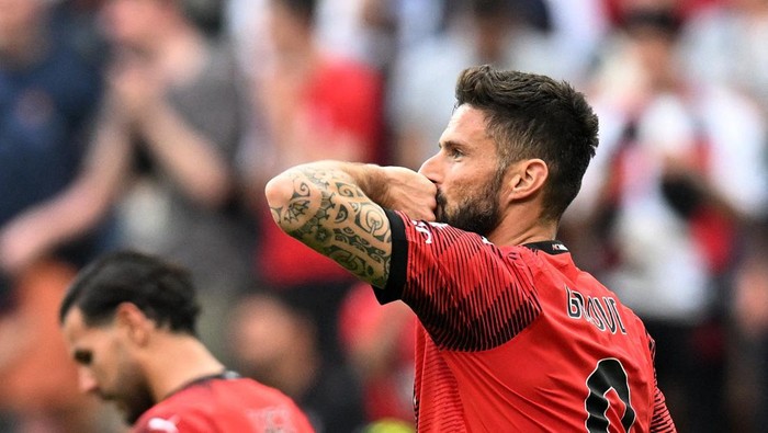 Soccer Football - Serie A - AC Milan v Genoa - San Siro, Milan, Italy - May 5, 2024 AC Milans Olivier Giroud celebrates scoring their third goal REUTERS/Daniele Mascolo