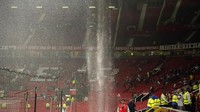Hujan turun dari atap stadion Old Trafford usai pertandingan sepak bola Liga Inggris antara Manchester United dan Arsenal, di Manchester, Inggris, Minggu (12/5/2024). (AP Photo/Dave Thompson)