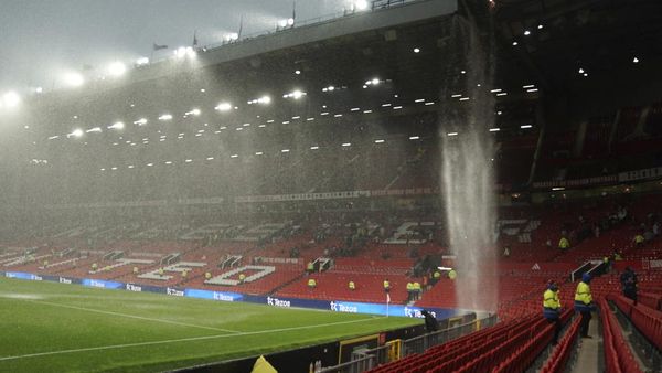 Penampakan Air Terjun di Stadion Old Trafford, Bikin Malu MU