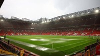 Tak hanya itu saja, di dalam lapangan rumput Old Trafford juga tergenang karena tak mampu menahan debit air yang terbilang besar. (REUTERS/Carl Recine)