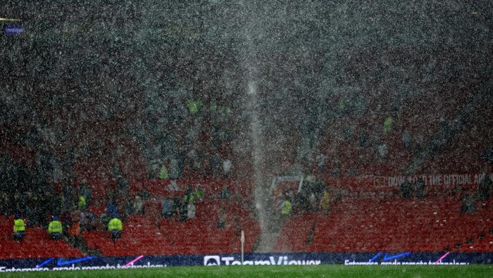 Penampakan 'Air Terjun' di Old Trafford, Bikin Lapangan Tergenang Soccer Football - Premier League - Manchester United v Arsenal - Old Trafford, Manchester, Britain - May 12, 2024
General view of rain falling inside the stadium after the match REUTERS/Carl Recine EDITORIAL USE ONLY. NO USE WITH UNAUTHORIZED AUDIO, VIDEO, DATA, FIXTURE LISTS, CLUB/LEAGUE LOGOS OR 'LIVE' SERVICES. ONLINE IN-MATCH USE LIMITED TO 120 IMAGES, NO VIDEO EMULATION. NO USE IN BETTING, GAMES OR SINGLE CLUB/LEAGUE/PLAYER PUBLICATIONS. PLEASE CONTACT YOUR ACCOUNT REPRESENTATIVE FOR FURTHER DETAILS..